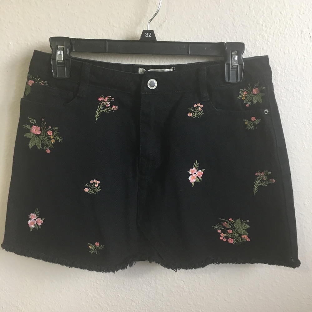 NWOT [ANGEL KISS] BLACK FLORAL MINI SKIRT #193